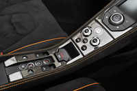 左右の座席間に並ぶスイッチ類。写真左側（車体後方）にはギアポジションの選択ボタンが、中央には電動式パーキングブレーキのスイッチが見える。その右側、走行モードの選択ダイヤルは、ハンドリングとパワートレインの2系統に分かれており、それぞれ独立して3段階に調節できる。