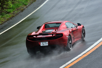 ワインディングロードを行く「MP4-12Cスパイダー」。リアエンドのウイングは、状況に応じて大きく立ち上がり、エアブレーキの役目も果たす。
    