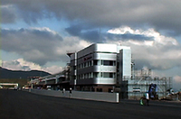 
	コース脇にはまだ工事車両がいたが、コントロールタワー前の舗装はほぼ完了していた。
	 