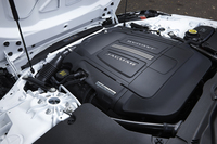 340psを発生するスーパーチャージャー付きの3リッターV6エンジン。アイドリングのストップ／スタートシステムも備わる。