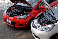 エンジンルームが広いデミオは、海外でディーゼルも搭載する。いっぽうのフィットは、ガソリンエンジンのみだ。