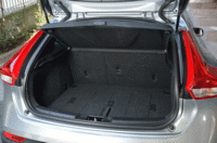 荷室の様子。フロアボードは、上段が畳める2段式。パーティションとしての活用や、空間の高さ調整を可能とする。後席や助手席を前方に倒すことで、長尺物にも対応できる。（写真をクリックすると、荷室のアレンジが見られます）