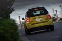 ルーフの状態は全閉、全開のほか、写真のように天井部分だけを開けて、リアウィンドウ側を残しておくこともできる。