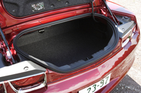 写真はオープン時の荷室。写真をクリックするとクローズ時の荷室の様子が見られます。