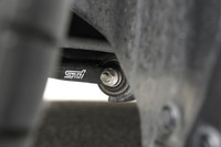 リアのホイールハウスから顔をのぞかせるのは、リアまわりの専用パーツ「フレキシブルサポートリア」。