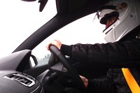 「メガーヌ ルノースポール」をドライブするウルゴン氏。右ハンドルでのアタックは、初めてだという。グローブを使わないのは彼のスタイルで、ニュルブルクリンクでの記録更新時も素手だった。
    