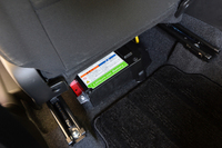 助手席下には「エネチャージ」用のリチウムイオン電池が備わる。