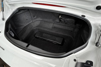 トランクルームの容量は従来モデルの150リッターから130リッターにダウン。ただし、床を深底とすることで機内持ち込み可能なキャリーオンケースを2つ積めるようにするなど、実用性を高めるための工夫が施されている。
    