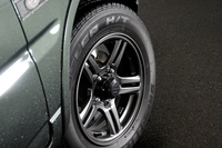 高い悪路走破性能を確保するための、175/80R16サイズの大径タイヤ。「ランドベンチャー」には高輝度塗装のアルミホイールが装着されている。