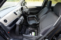 給電用のリチウムイオンバッテリーは助手席の下に収まる。バケツ型収納も健在。