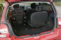 写真をクリックすると後席を倒したさまが見られます。