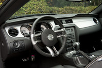 7色に変化するイルミネーションにドキッとするものの、左右対称のダッシュボードや3本スポークのステアリングホイール、T字型のシフトセレクターなど、ディティールはマスタングの伝統に則っている。バケットタイプのシートは、タイトというよりゆったりとした掛け心地。