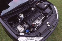 導入された206CCは、「1.6リッター＋4AT」の仕様。本国では、「2リッター＋5MT」モデルもラインナップされる。