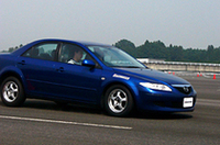 ABS付きのクルマでは、ハンドル操作ができるようにするためにも、上体は起こしておく方が良いという