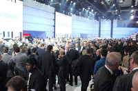 自動車産業に忍び寄る欧州の経済危機。しかし会場は大入り満員。