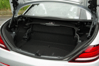 荷室内には電動ルーフと荷物が干渉しないよう、センサー付きのカバーを装備。カバーを引き出した状態でなければ、ルーフを開けられない仕組みとなっている。（写真をクリックすると、ルーフを閉じた状態、開けた状態の荷室が見られます）