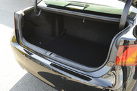 ゴルフバッグが4個収容できるとうたわれるトランクルーム。奥行き、深さともかなり余裕がありそう。容量（VDA方式）は、ガソリン仕様で530リッター。バッテリーにスペースを食われるハイブリッド仕様は465リッター。