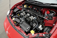 サスペンションの取り付け部分を、カーボン製の「フロントストラットタワーバー」がまたぐ。ボディーのたわみを抑え、サスペンションがもつ本来の性能を引き出すという。