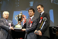 XANAVI NISMO GT-Rを駆りチャンピオンを獲得した、本山哲（写真中央）とブノワ・トレルイエ（同右）。