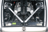 ダブルVANOSと直噴技術を備えた6.75リッターV12エンジン。高回転域でフルスロットルを与えたときのみ、BMWファミリーと共通の乾いた快音を響かせるが、普段はまったくの無音、無振動を貫く。