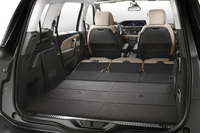 「グランドC4ピカソ」の2列目および3列目シートをたたんだところ。床面がフラットな、広大な荷室をつくりだすことができる。欧州では一部の上級グレードで電動式リアハッチゲートが装備される。