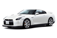 ホワイトパールカラーの「日産GT-R」。