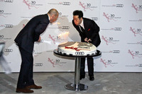 田原俊彦氏と２人でケーキに立てられた30本のローソクを吹き消すアウディ・ジャパン社長のドミニク・ベッシュ氏。意外とオチャメ。