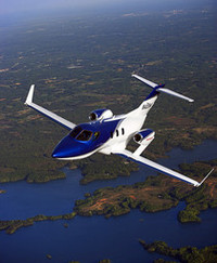 2012年から欧米で販売が開始される予定の「ホンダジェット」。主翼上に配置されたエンジンやカーボン製胴体、独特な形状をもつノーズデザインなど、ホンダのこだわりがぎっしりと詰まった小型ジェット機だ。