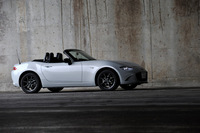 ライトウェイトのオープンスポーツである「マツダ・ロードスター」。現行のND型は4代目のモデルにあたる。
    