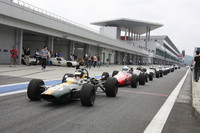 「フォーミュラ」の走行に向けてコースインを待つ往年のFJやF3マシン。