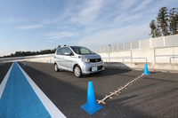 こちらは、段差の乗り越えテスト。操縦安定性や静粛性に加え、乗り心地や耐摩耗性も、従来品より向上しているという。
    