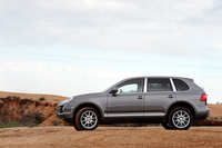 新しいカイエンには、17インチホイールが、「S」「ターボ」には、18インチの大径ホイールが標準装備される。また、19インチのオールシーズンタイヤに加え21インチホイールも装着可能となった。
