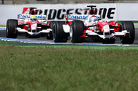 エンジン交換により20番グリッドからスタートしたヤルノ・トゥルーリ（写真手前）のトヨタ。終盤、タンデム走行するルノー勢を攻め落とすことはできなかったが、7位入賞を果たした。なおこの週末、トゥルーリの来季以降トヨタ残留が発表された。いっぽう、ラルフ・シューマッハー（写真奥）は、8番グリッドからスタート、1周目にデイヴィッド・クルタードと接触、ピットレーンでのスピード違反によるペナルティなどにより、得点圏外の9位でゴールした。（写真＝Toyota）