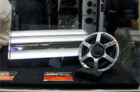 polkaudio　CARBON Seriesポークオーディオが参考出品したスピーカー＆パワーアンプのように、アルミホイール風デザインのグリルを採用したスピーカーやカーボン調トップパネルをあしらったパワーアンプなど、ドレスアップを意識したデザインのカーオーディオが多い。