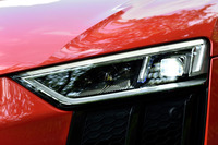 試乗車は、オプションのレーザーハイビーム付きのLEDヘッドランプ装着車。上級の「R8 V10プラス」では標準装備となる。