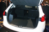 荷室容量は、500〜1620リッター。写真上部に見える「カラクリトノカバー」は、ハッチの開閉に連動して可動する技ありのアイテムだ。