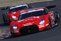 ポールポジションからスタートしたNo.22 MOTUL AUTECH GT-R(ミハエル.クルム/柳田真孝組)とNo.23 XANAVI NISMO GT-R(本山哲/ブノワ.トレルイエ)が序盤、後続を引き離しつかず離れずの攻防を繰り広げ続ける。