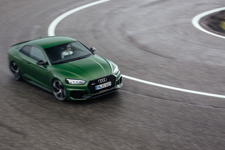 「ダイナミックライドコントロール」とは右前と左後ろ、左前と右後ろのダンパーをオイルラインでつないだもので、ダンパー間のオイルのやり取りをバルブで制御することにより、減衰力を調整する仕組みとなっている。