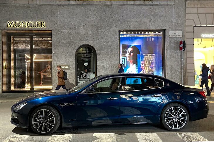 ミラノの高級ブティック街、モンテナポレオーネ通りにたたずむ6代目「クアトロポルテ」。2024年4月。