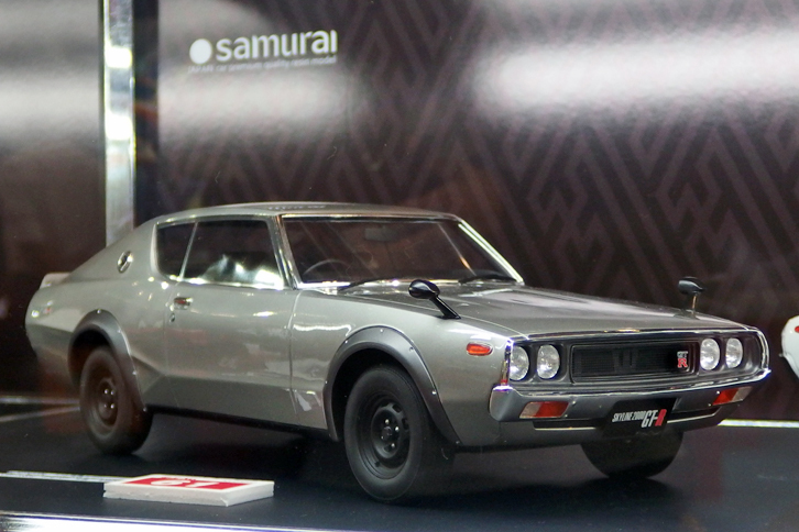 1/12という大スケールで迫る、京商のサムライシリーズの「日産スカイライン ハードトップ2000GT-R」。型式名KPGC110ことケンメリGT-Rである。レジン製で可動部分なし、シルバー600台、ホワイト400台の限定生産。2016年9月発売予定で、価格は3万4560円。