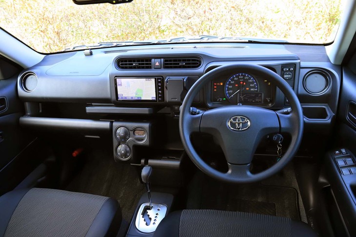 各種のスイッチや操作レバーを大きくデザインしたコックピット。良好な視認性と、小物入れを豊富に用意した実用性の高さの両立が果たされている。