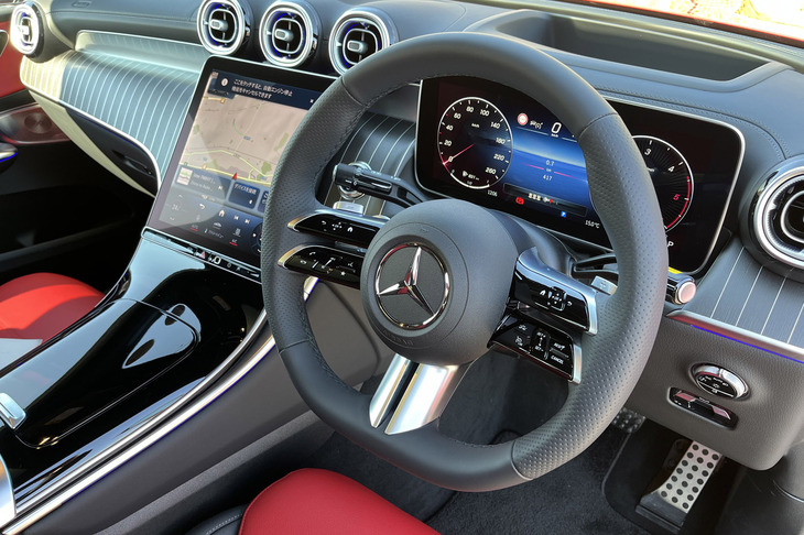 インストゥルメントパネルデザインは、ベースとなった「GLC」に準じたもの。ドライバー側に6度傾けた縦型の11.9インチメディアディスプレイや、自立型で浮かんでいるように見える12.3インチの大型コックピットディスプレイが特徴。