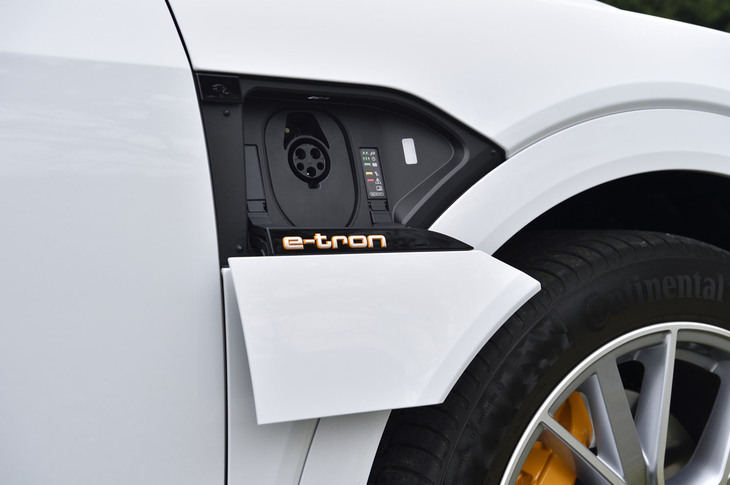 ボディーの右フェンダーには、交流200Vの普通充電に対応するソケットを配置。8kWの充電器を使用した場合、満充電に要する時間は約11時間となる。