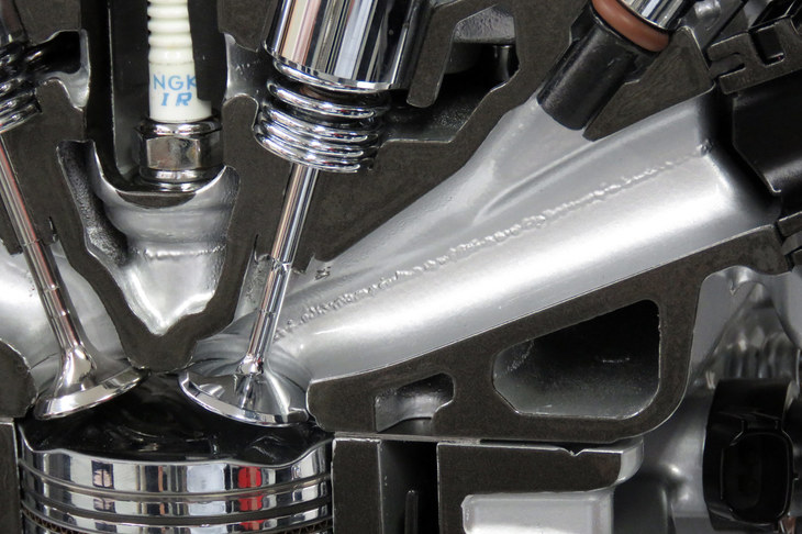 新型エンジン（自然吸気）のインテークポート。燃焼室内でタンブル流が起きやすいよう、バルブに対して角度が寝かされている点も特徴。