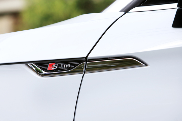 テスト車には専用の内外装パーツや「マトリクスLEDヘッドライト」、アルカンターラとレザーのコンビシートなどからなる「S lineパッケージ」が装備されていた。