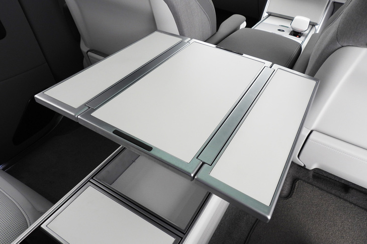 レンジローバーSVビスポーク1858エディション（格納式テーブル）