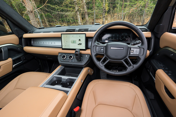 この試乗車のインテリアはキャラウェイとエボニーの取り合わせ。ボディーカラーとも相まって英国車らしいクラシカルな雰囲気が漂う空間に仕上がっている。