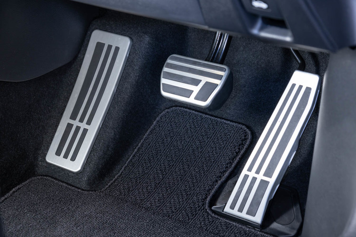 “Fスポーツ”にはアルミペダルが標準装備。アルミのフットレストは今回のマイナーチェンジで新規設定された。