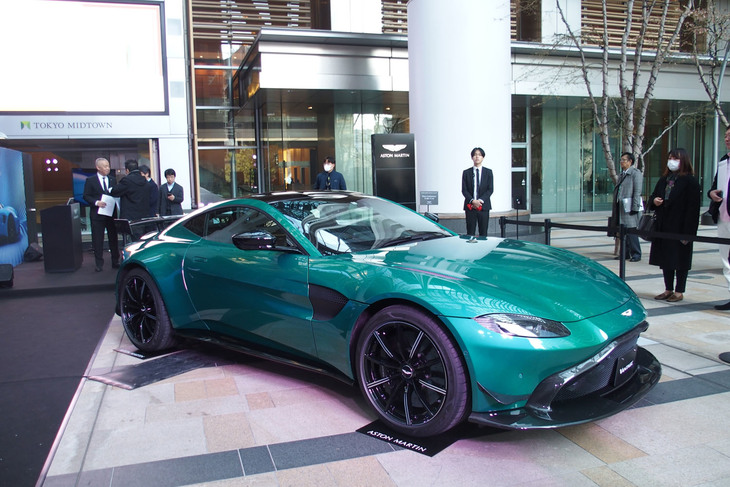 「ヴァンテージ ロードスター」と同時に「ヴァンテージ」の7段MT仕様も展示。2020年3月中に納車完了予定の車両には、展示車と同じ前後のエアロパーツが無償装着できるキャンペーンの実施も発表された。