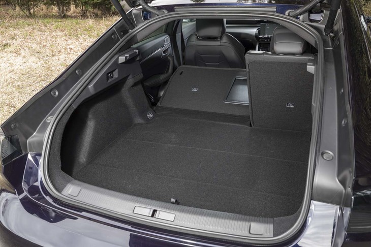 大きな開口部を持つラゲッジルーム。長尺物を積むためのスキーホールも用意される。（写真は後席左側を倒した状態）